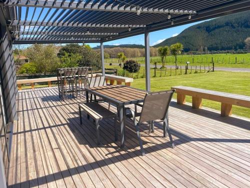 New 4 bedroom house to yourself, sleep 12, WiFi, full Air Conditioning