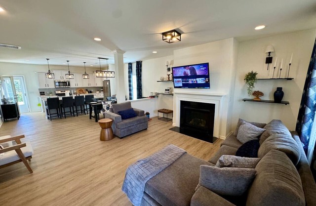 New 4 Bedroom w/ Pools, Fitness Center, & Parks