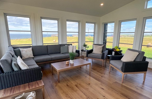 NEW 4 Bedroom, Oceanview, Sunroom, Close to beaches