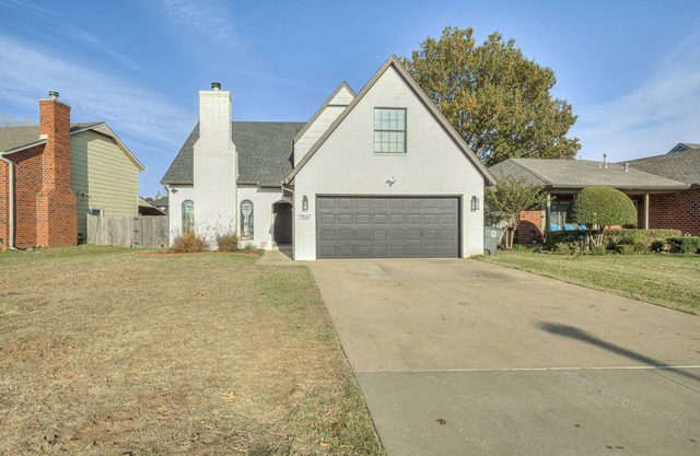 New! 5/3 with Hot tub, Arcade, Playground, Coffee bar, large TV and dining table