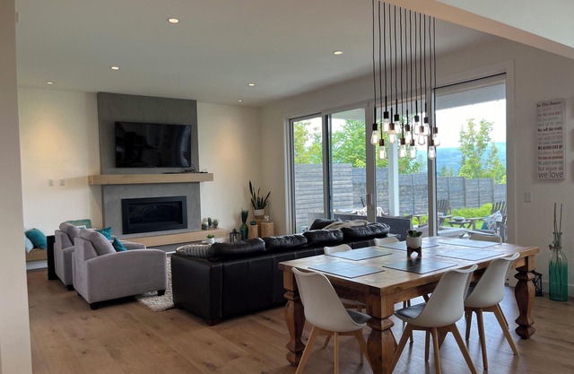 🏖️☀️NEW! 5 mins to Beaches,Trails,& Wineries. Modern House w/ a huge Hot Tub Spa!