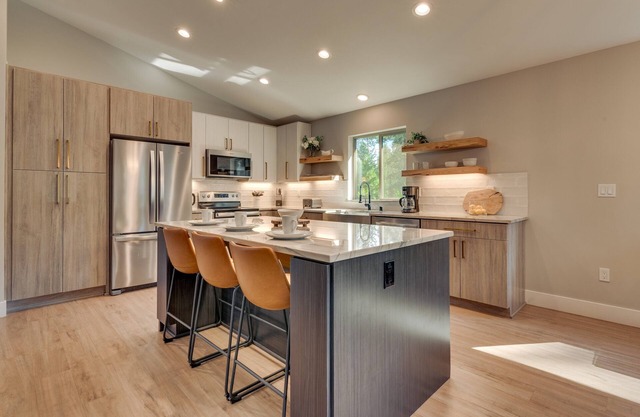 NEW! AC, Hot Tub, Grill, Newly Built, Open Floor Plan, Wifi, 2 of 6 – Emerald Bay Luxury