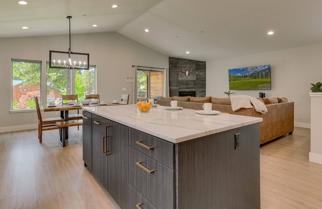 NEW! AC, Hot Tub, Grill, Newly Built, Open Floor Plan, Wifi, 4 of 6 – Emerald Bay Retreat