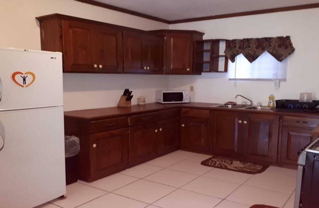 NUEVO y asequible fantástico apartamento de 2 dormitorios a pasos de la playa en Sandy Bay