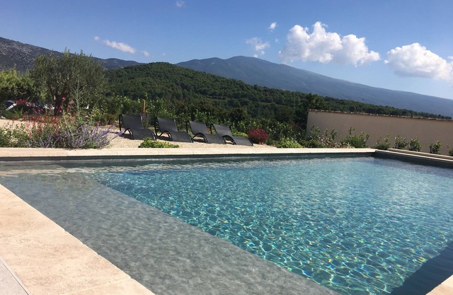 Nueva casa tipo loft con aire acondicionado y piscina climatizada.