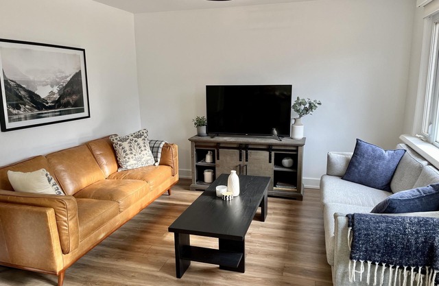 New and Cozy Cottage Steps to Georgian Bay. Pet & Family Friendly!