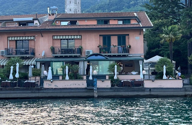 New and elegant apartment directly overlooking the lake:wonderful view
