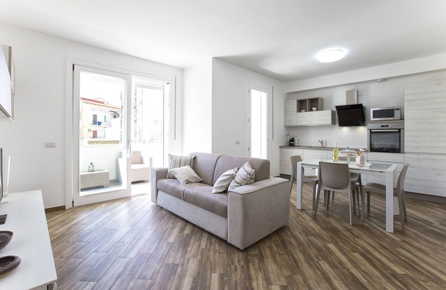Nuevo y elegante apartamento central con garaje.