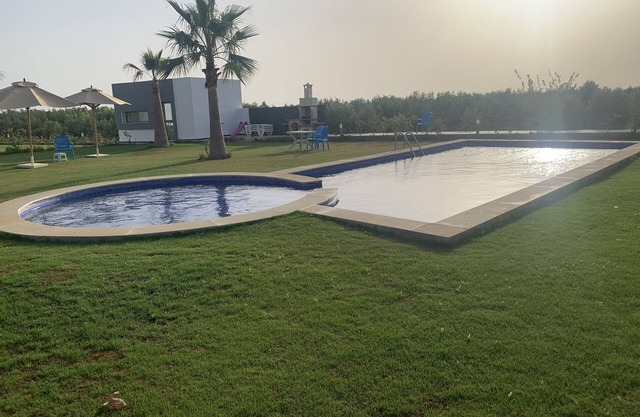 Apartamento nuevo y amueblado S + 2 con vista y acceso a la piscina.
