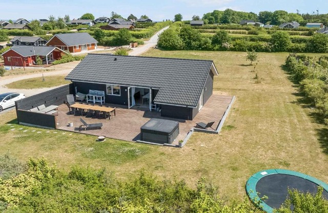 New And Modern Holiday Home With Hot Tub
