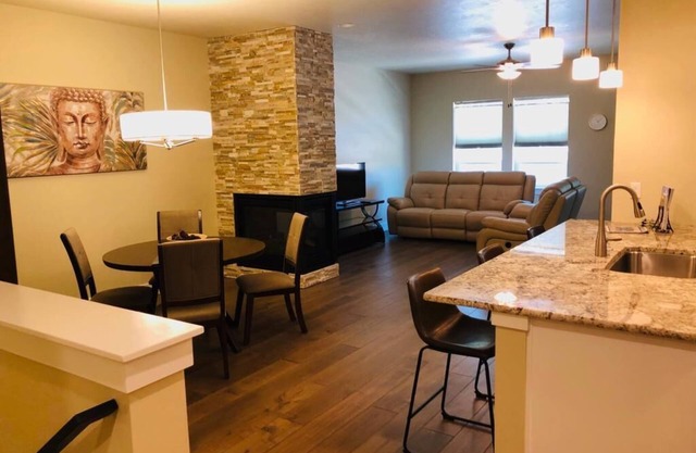 Nuevo y moderno Northend Townhome