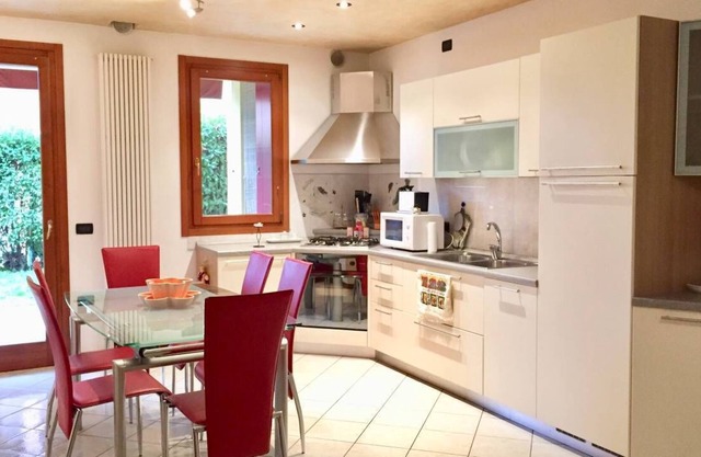 Apartamento nuevo con jardín, conveniente para los servicios.