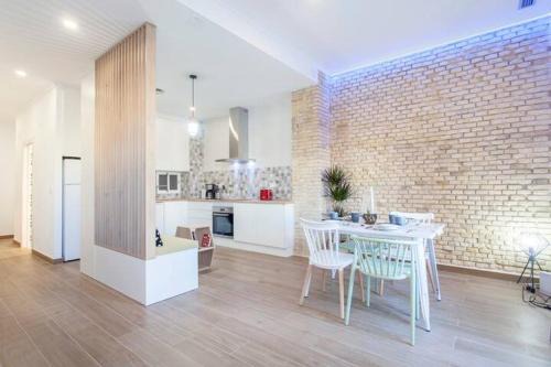 new apartment 4 pax front central station wifi