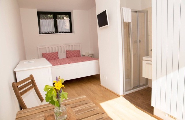 Nuevo apartamento en un oasis de bienestar con patio privado y solárium.
