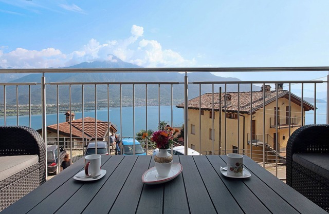 Apartamento nuevo Casa Andrea con vistas al lago, terraza y aparcamiento gratuito in situ