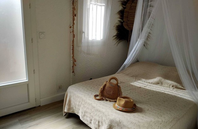 New apartment, near the sea + swimming pool + parking
