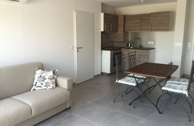 Apartamento nuevo con amplia terraza equipada para 4 personas.