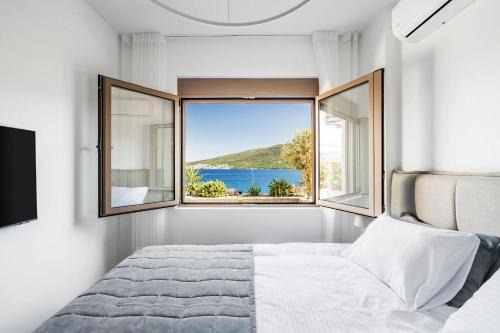 New Apartment with sea view terrace and pool