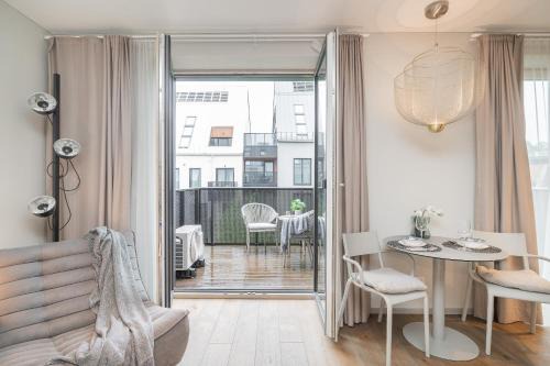 New Apt by the River, w-Balcony & AC by Cohost