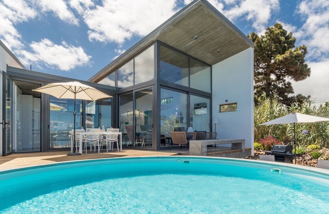 Nuevo: villa de arquitecto con piscina privada y vista al Atlántico sin obstáculos en Puntagorda