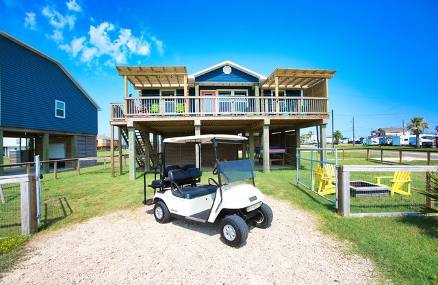 NEW: Beach House 3-Bed/2-Bath with Ocean View & Golf Cart -- Great Beach