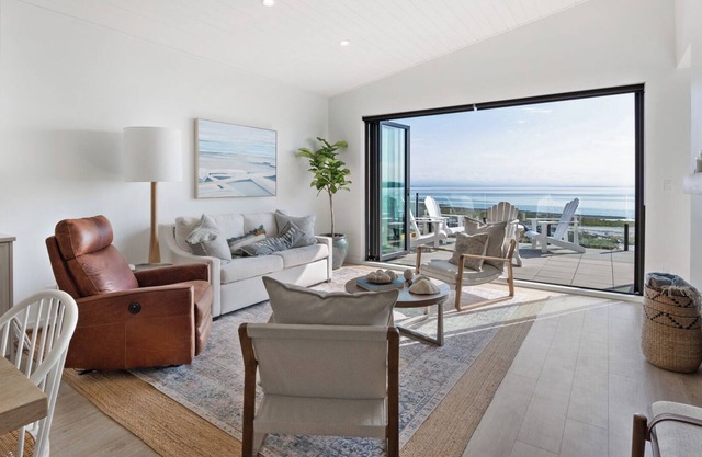 NEW Beachfront Luxury Suite on Saratoga Beach
