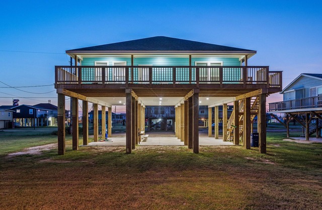 New Beachfront Oasis - Lots of Amenities!