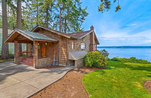 NEW: Beautiful Bungalow on Warm Beach Puget Sound