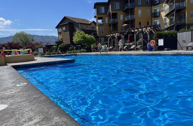 Hermoso Lakefront 1400 pies cuadrados, 2 niveles, 2 dormitorios y condominio frente al mar den!