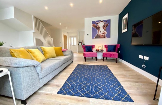 NEW Beautiful Large 3 bedroom House - 5 Minutes to the nearest Beach! - Great Location - Garden - Parking - Fast WiFi - Smart TV - Newly decorated - sleeps up to 7! Close to Poole & Bournemouth & Sandbanks