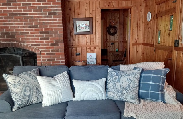 New! Beautiful Sunset Views from this wonderful log home with Kayak, Firepit