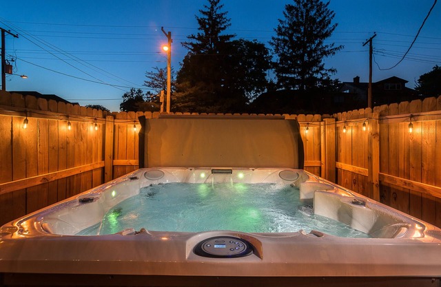 New! Big Shot Stables-6BD/3BA - Hot Tub! Walkable!