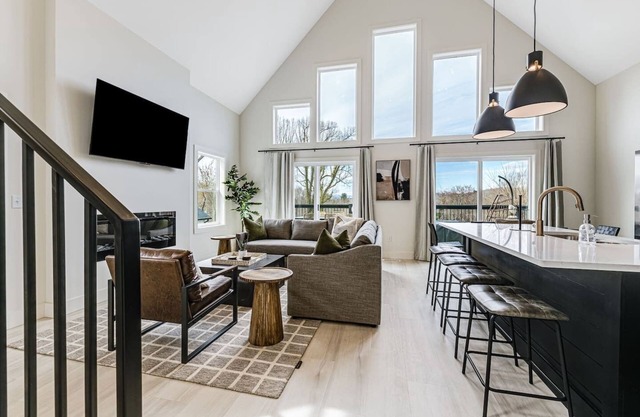 New Biltmore Village 5-bed Home | 2 Decks & Mtn Views!