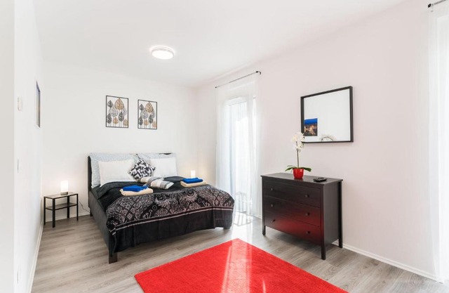 New Blue Danube Apartment with Balcony and Parking