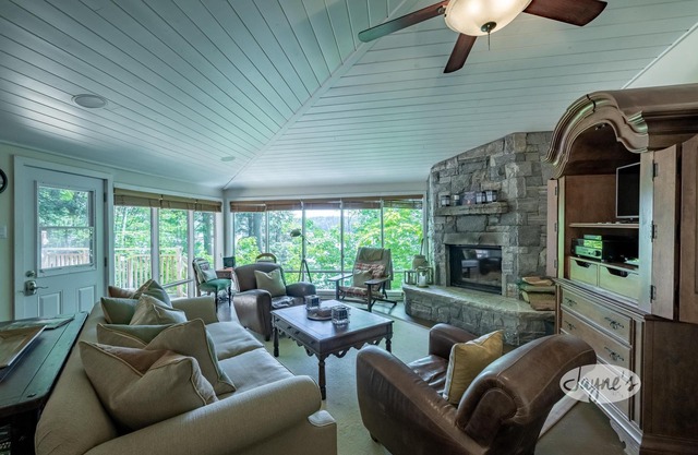 New Boathouse! Traditional Beauty 4Bed, 3Bath Cottage & Bunkie on Lake Rosseau!