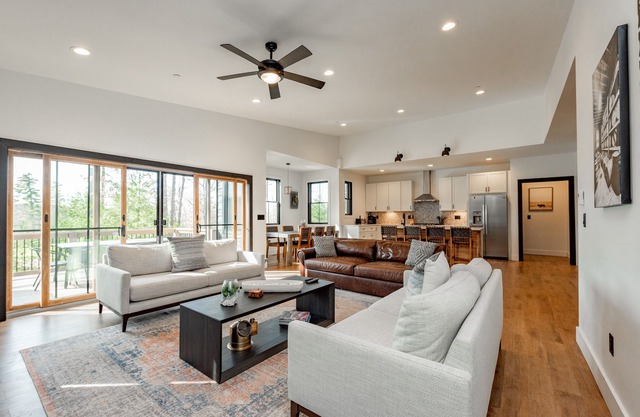 New! Bourbon Sunset: Lake Area, Gas Fireplace, Hot Tub!
