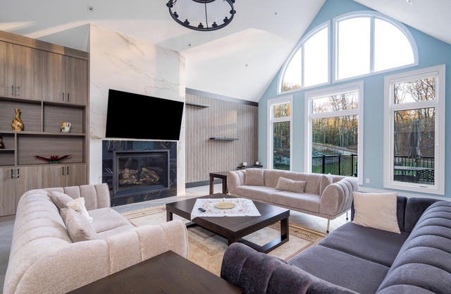 *NEW* Breathtaking Estate in Tiny | Hot tub | Pool | Sleeps 22+ | Beach Nearby