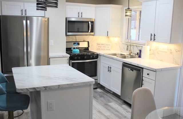NEW Bright and Modern 3BR Home// Conveniently Location// Toledo