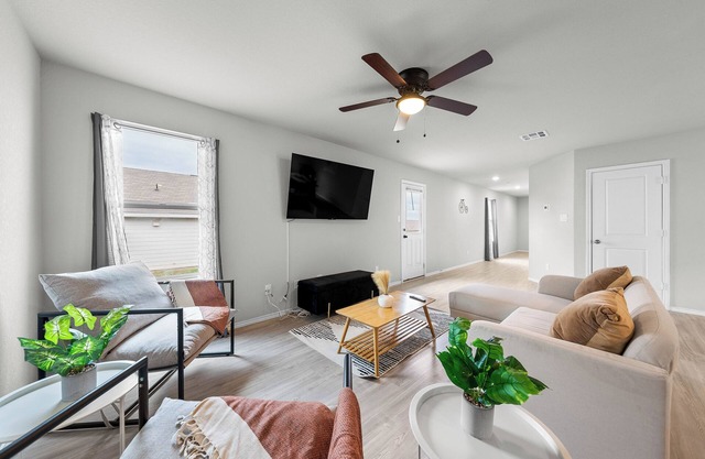 NEW BUILD! 3BR - Near Lackland & Seaworld