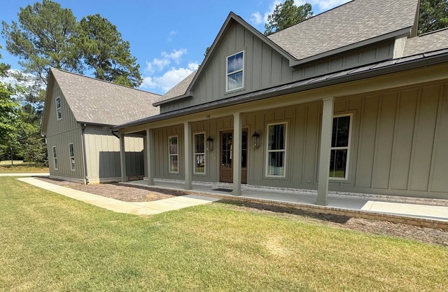 New 4bed, 4.5 bath, Custom Farmhouse in Oxford, MS. 12 Minutes from town square.
