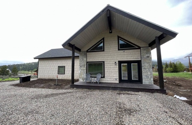 New Build, AC, Hot Tub, 15 Min to Yellowstone