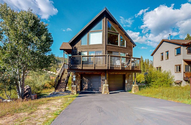 New-build chalet on seasonal creek with mountain-view & hot tub - near trails