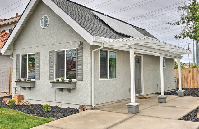 New-Build Cottage ~ 25 Mi to Dtwn Sacramento!