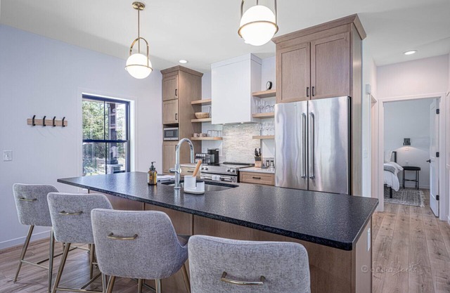 New build, modern, hot tub, nature & HOA amenities