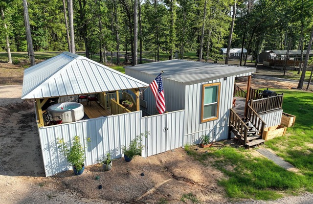 "New Build-Tiny House” Sleeps 3 HotTub Private Gazebo 🐾 friendly BBQ / 5 acres