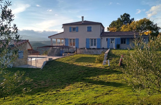Villa de nueva construcción con piscina desbordante y vista única.