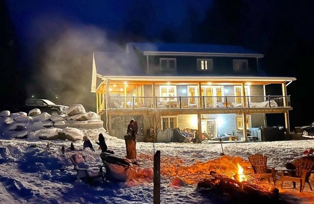 New Build with Hot Tub & Steam Room, bonfire pits, flatland & sun all day :)