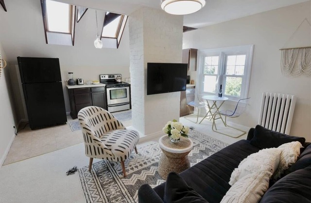 NEW!! Cabin in the Clouds ~ Easy Downtown Access w Parking!