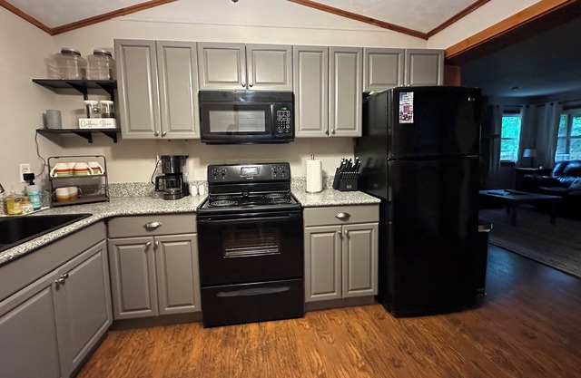 New! - Cabin near Lake Burton, close to all the magic N. GA has to offer