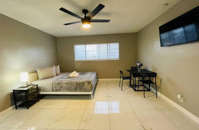 New Centrally! 2 bedroom Apartment in Los Angeles by the Airport.